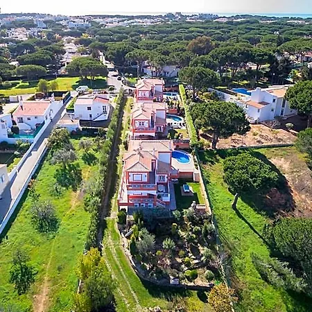 ホテル Privada De 4 Quartos, Pisicina, Jardim, Wi-fi 3*