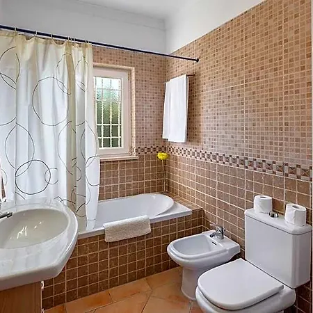 Privada De 4 Quartos, Pisicina, Jardim, Wi-fi