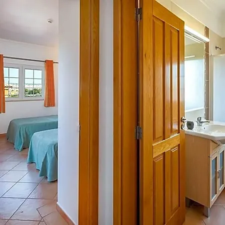 Privada De 4 Quartos, Pisicina, Jardim, Wi-fi ホテル