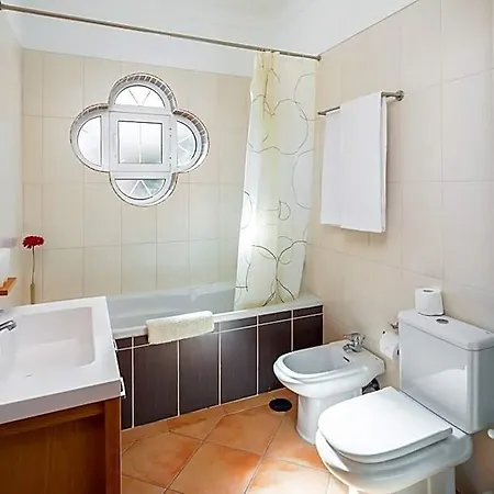 酒店 Privada De 4 Quartos, Pisicina, Jardim, Wi-fi 3*